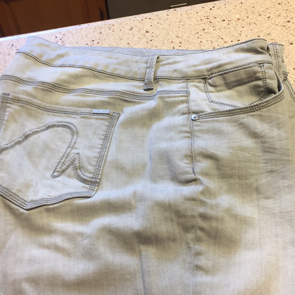 Melissa McCarthy gray jeans